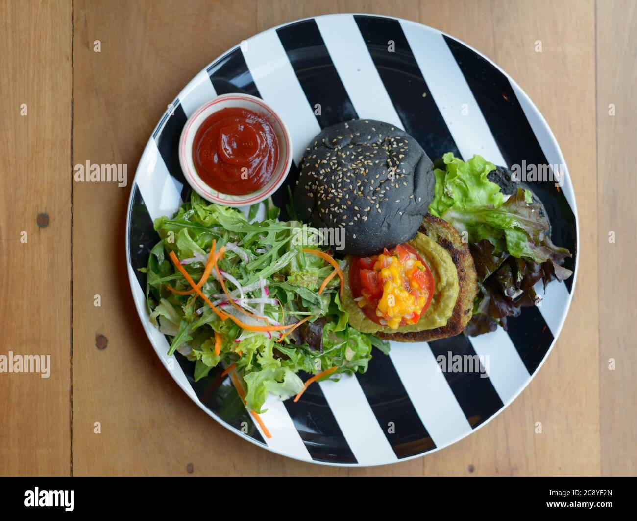 Vue de dessus de délicieux hamburger noir avec salade Banque D'Images