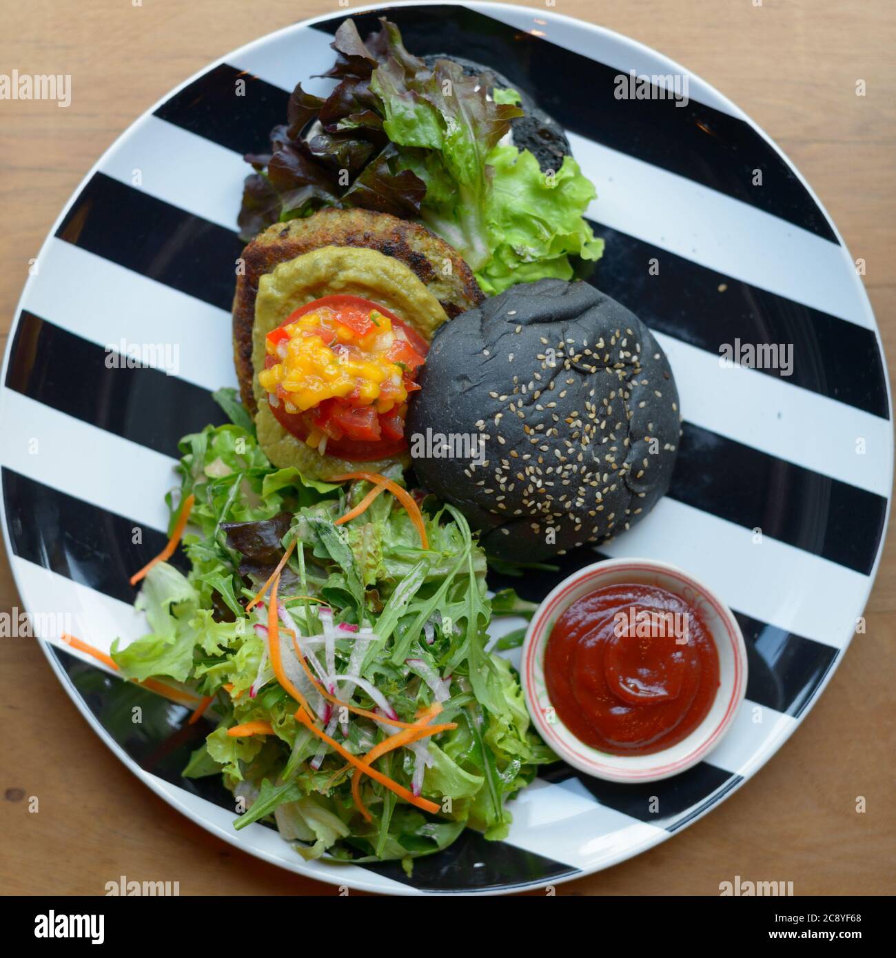 Vue de dessus de délicieux hamburger noir avec salade Banque D'Images
