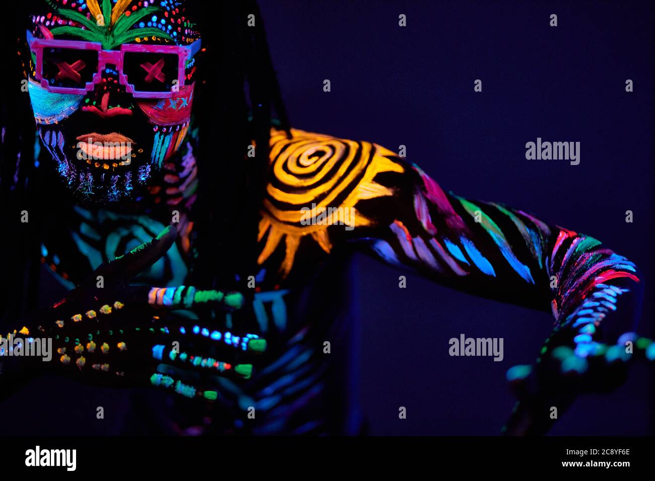 UV body art concept. Jeune cyber-plongeur danse, maquillage