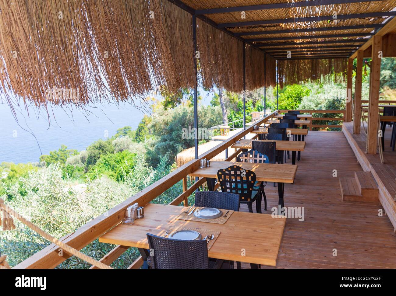 Table et chaises pergola en bois maison terrasse balcon avec place d'accueil à côté de la mer Banque D'Images