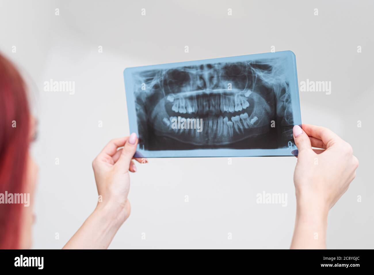 Dentiste médecin vérifiant l'orthopétomogramme de radiographie dentaire. Radiographie panoramique dentaire Banque D'Images