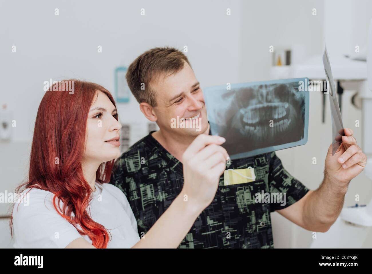Dentiste médecin avec assistant d'analyse d'orthopétomogramme de rayons X. radiographie panoramique dentaire Banque D'Images