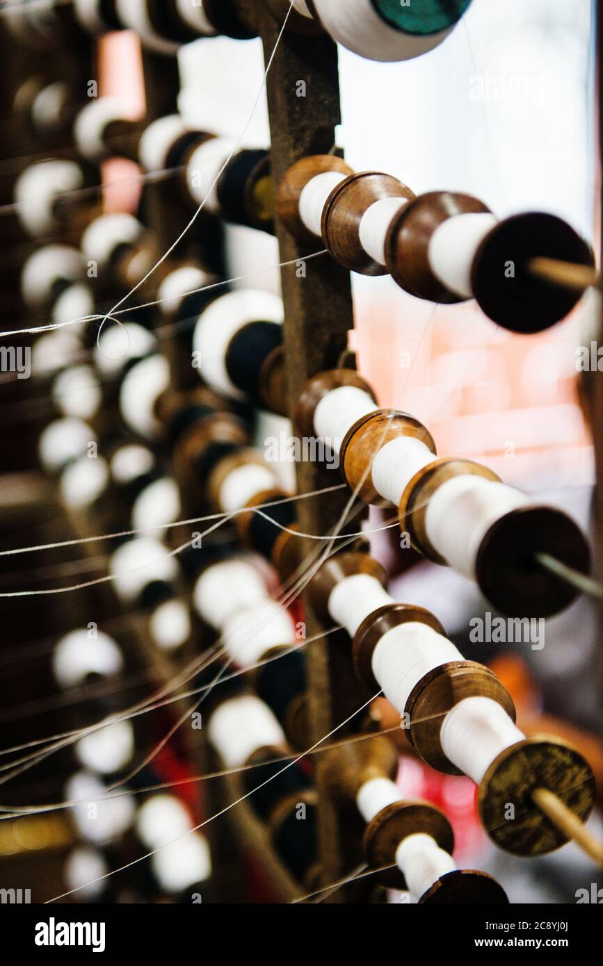 Détail des bobines de fil sur un métier à tisser, Vietnam, Asie du Sud-est Banque D'Images