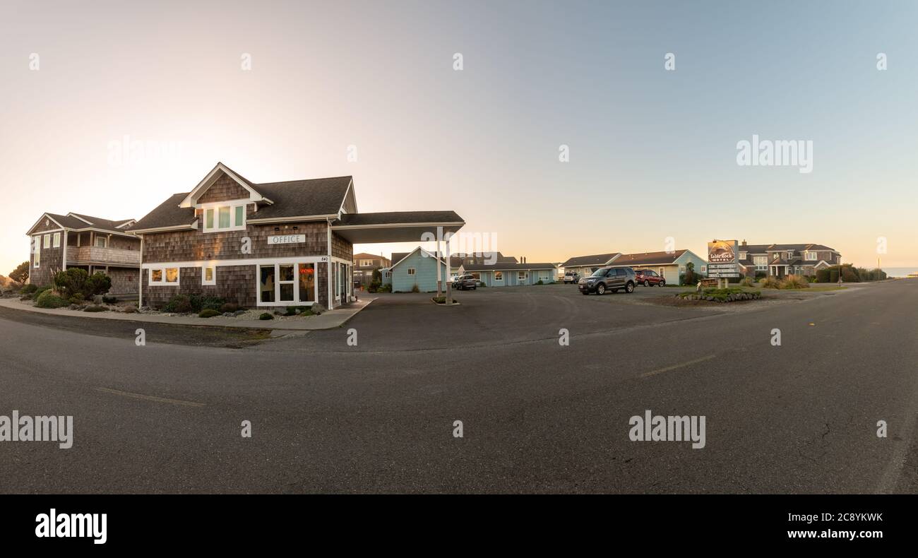 Table Rock Motel à Bandon Oregon pendant le coucher du soleil, panorama Banque D'Images