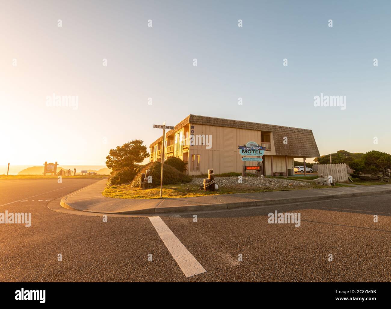 Bandon Beach Motel à Bandon Oregon pendant le coucher du soleil. Banque D'Images