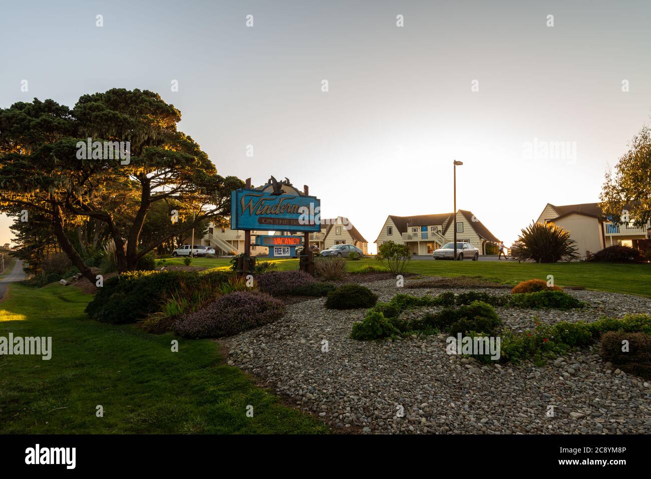 Le motel de Table Rock à Bandon, Oregon, au coucher du soleil. Banque D'Images