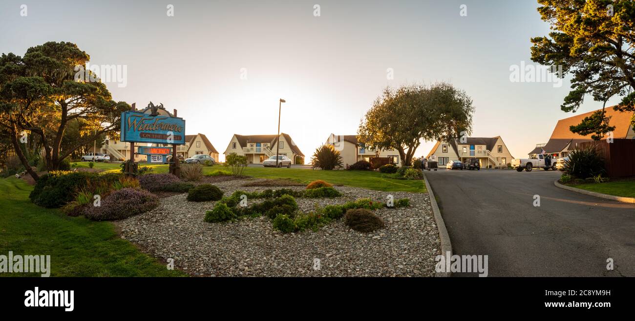 Windemere Motel à Bandon Oregon pendant le coucher du soleil. Banque D'Images