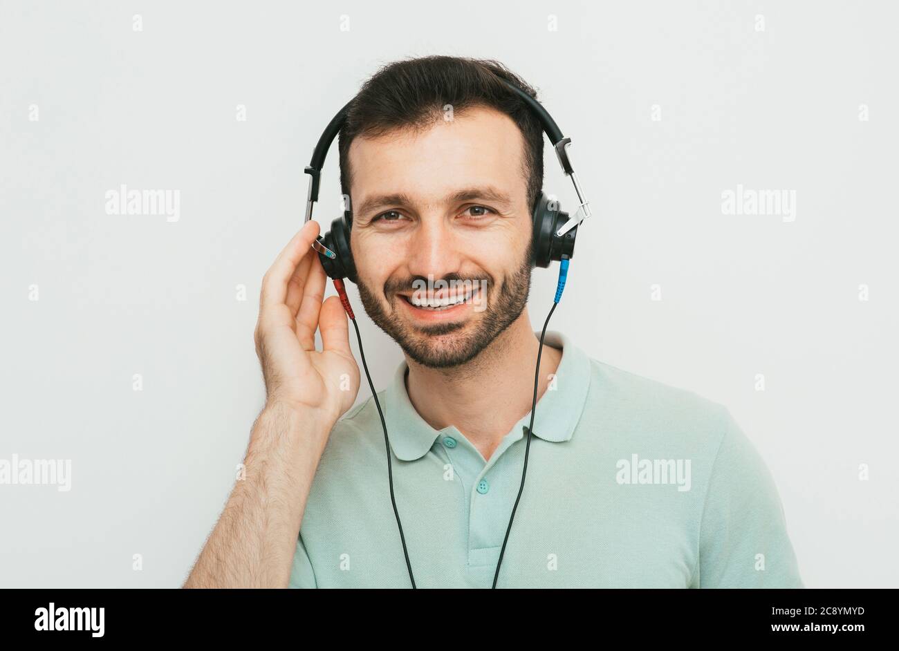 Test auditif, diagnostic auditif. Un homme portant un casque ayant une audiométrie . Vérification auditive Banque D'Images