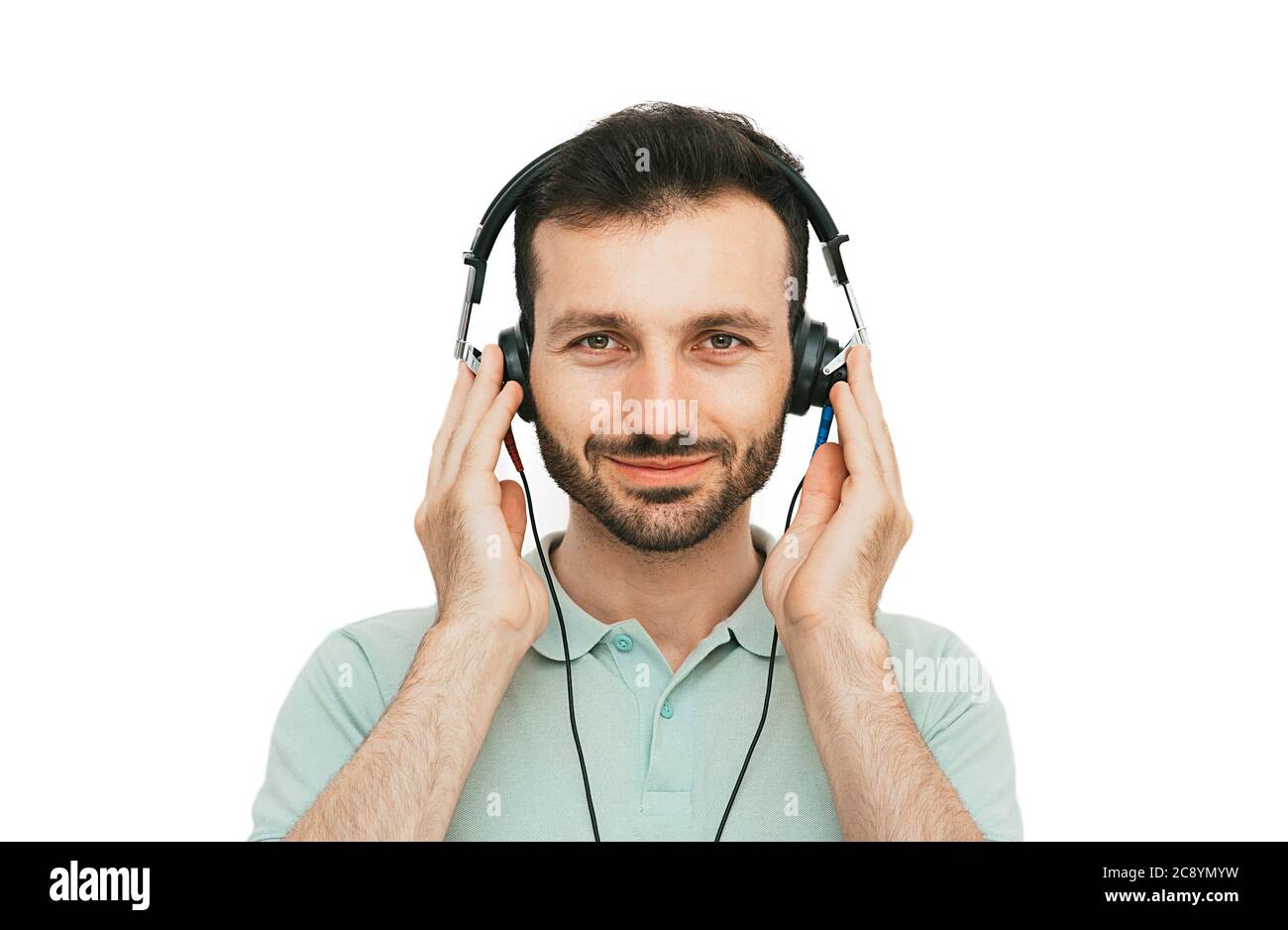 Test auditif, diagnostic auditif. Un homme portant un casque ayant un test d'audiométrie isolé en blanc Banque D'Images