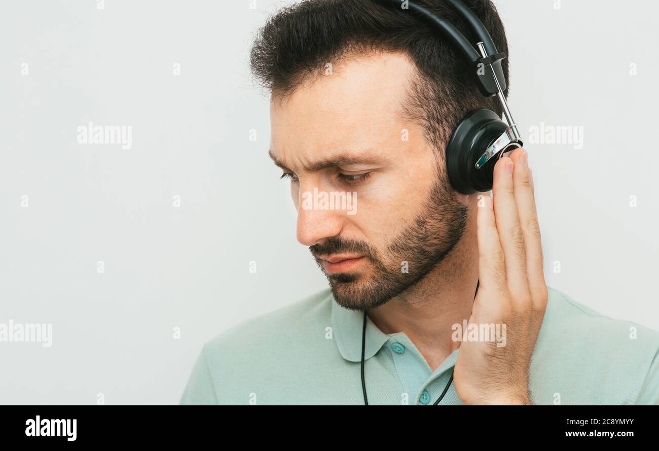 Audiométrie, Homme de course mixte pendant le test auditif. Test de l'audition du patient à l'aide d'écouteurs spéciaux dans une clinique d'audition Banque D'Images