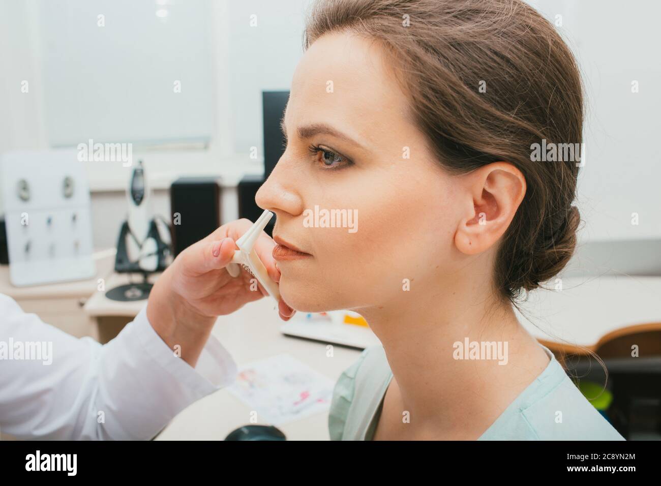 Patiente pendant la procédure de contrôle du nez, le diagnostic et le traitement de la maladie nasale. Traitement de la sinusite Banque D'Images Patiente pendant la procédure de contrôle du nez, le diagnostic et le traitement de la maladie nasale. Traitement de la sinusite Banque D'Images