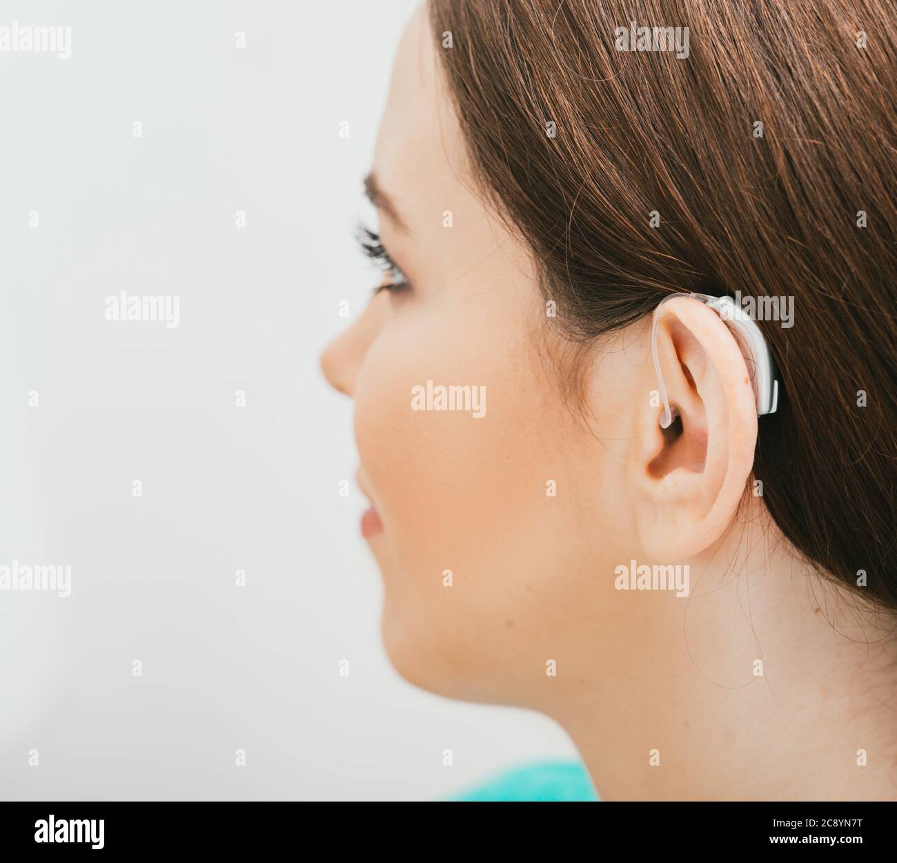 Prothèse auditive BTE sur l'oreille femelle. Traitement de la surdité, solution auditive Banque D'Images