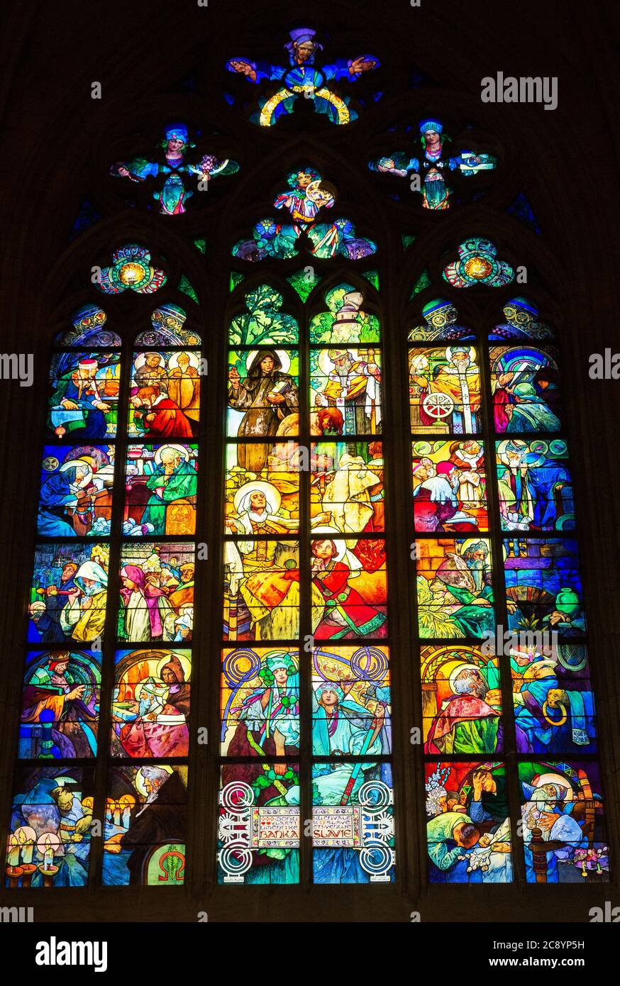 PRAGUE - 10 MARS 2020 : vitrail conçu par le peintre Art nouveau Alfons Mucha dans la cathédrale Saint-Vitus, Prague, République tchèque Banque D'Images