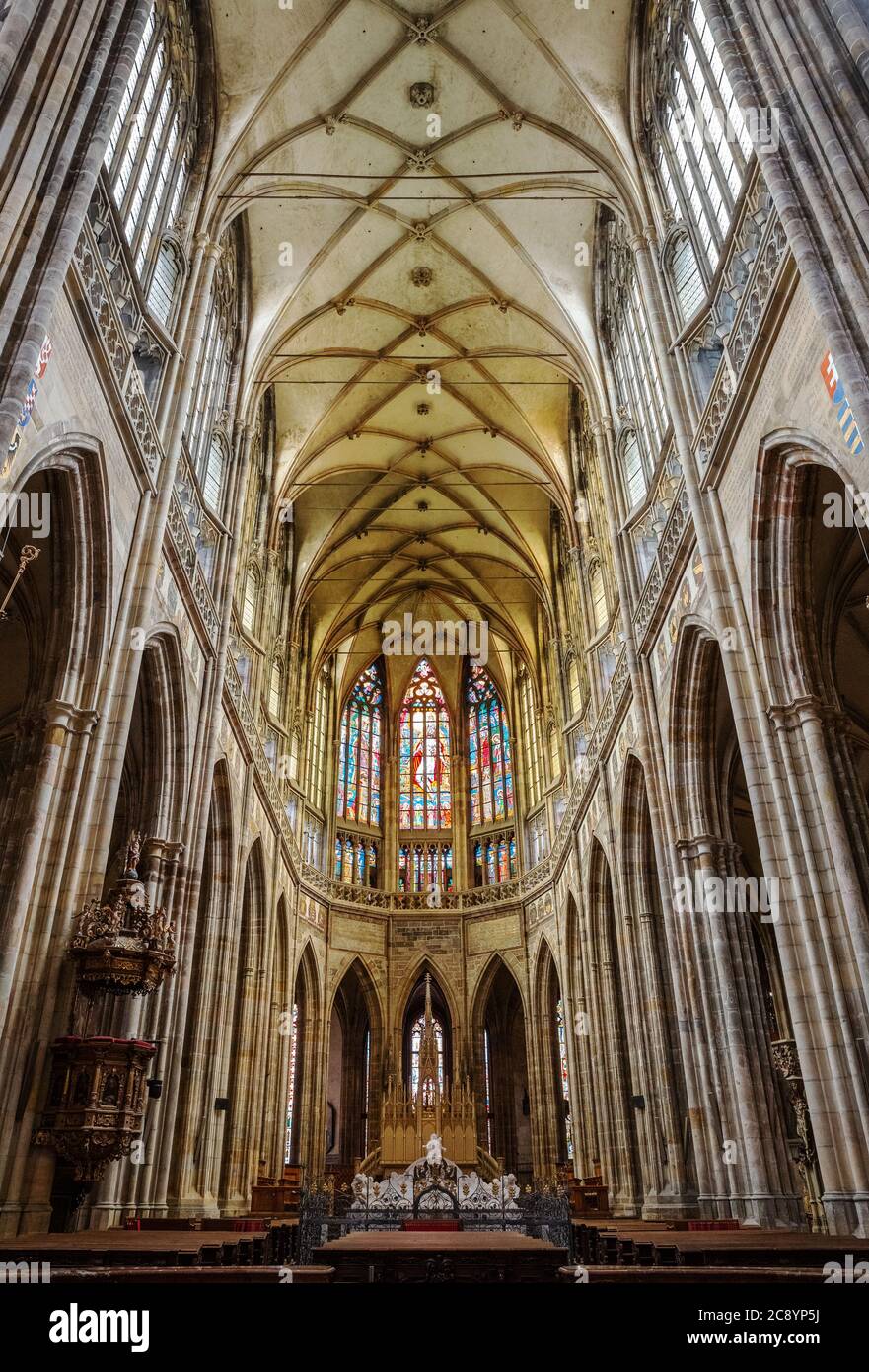 PRAGUE - 10 MARS 2020 : intérieur de la cathédrale Saint-Vitus de Prague. Nef principal et vitraux au-dessus de l'autel Banque D'Images
