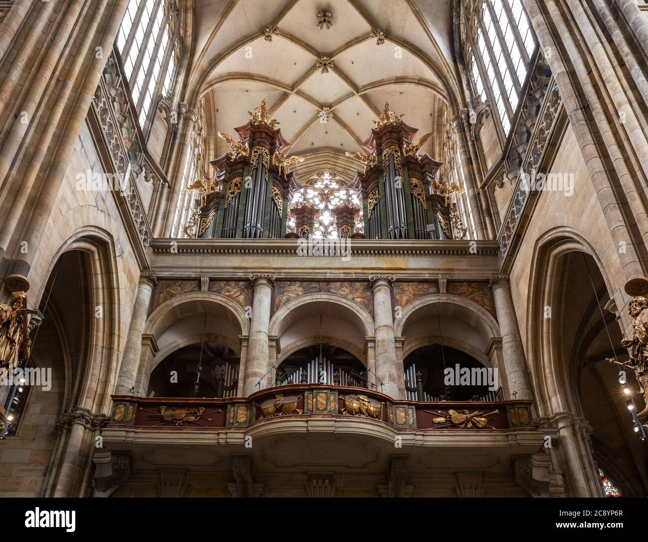 PRAGUE - 10 MARS 2020 : orgue à pipe dans la cathédrale Saint-Vitus Banque D'Images
