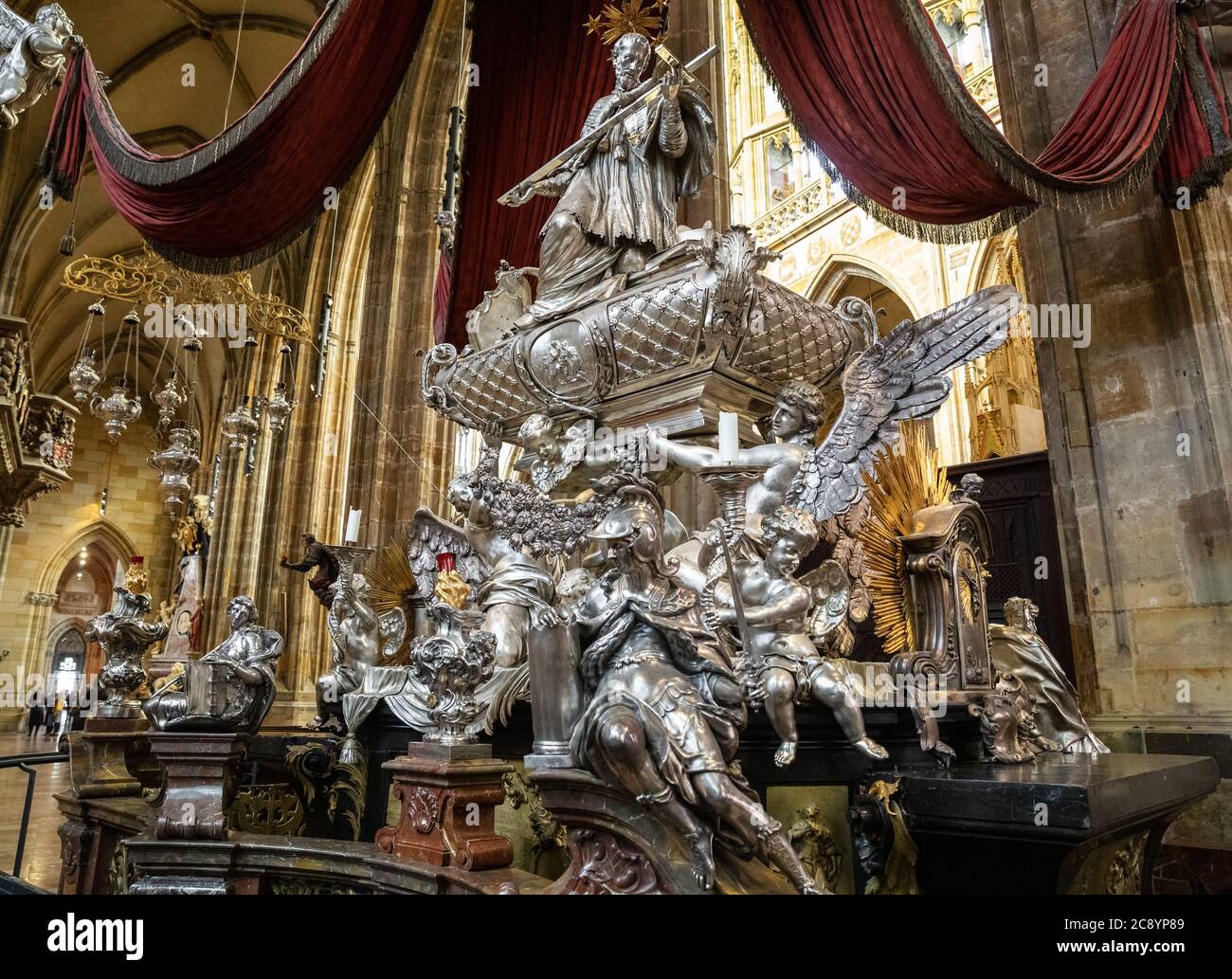 PRAGUE - 10 MARS 2020 : intérieur de la cathédrale Saint-Vitus de Prague. Pierre tombale d'argent de la Bohême Saint John de Nepomuk Banque D'Images