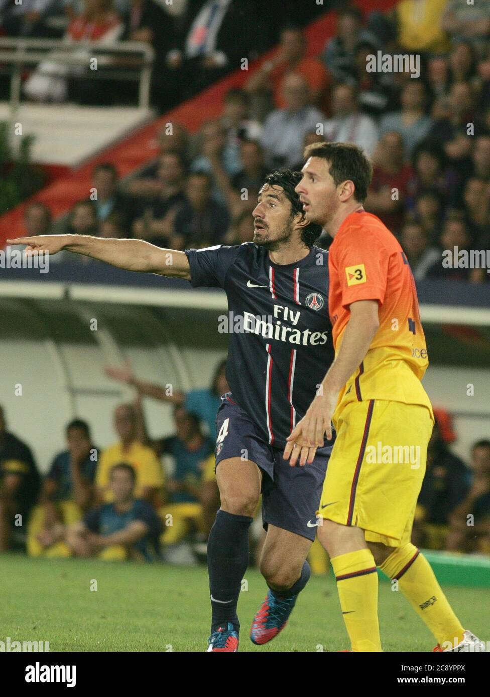 Lionel Messi et Milan Biševac pendant l'Amical 2012, Paris Saint Germain - FC Barcelone le 04 2012 août au Parc des Princes, Paris - photo Laurent Lairys / DPPI Banque D'Images