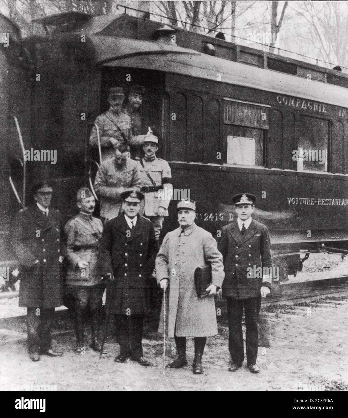 L'ALLEMAGNE CAPITULE Marshall Ferdinand Foch avec un groupe de délégués à côté du chariot de chemin de fer dans la forêt de Compiegne dans laquelle la reddition a été signée. 11 novembre 1918. Sir Rosslyn Wemyss se tient à droite de Foch. Banque D'Images