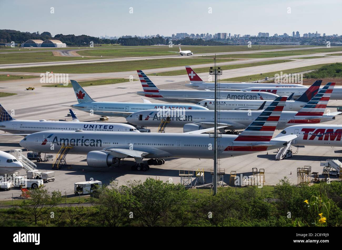 Vue depuis Morrinho emplacement de l'emplacement de stationnement d'avion à distance de l'aéroport international de Guarulhos. Aéroport. Des avions vous y attendent tout en étant entretenus par la manutention au sol Banque D'Images