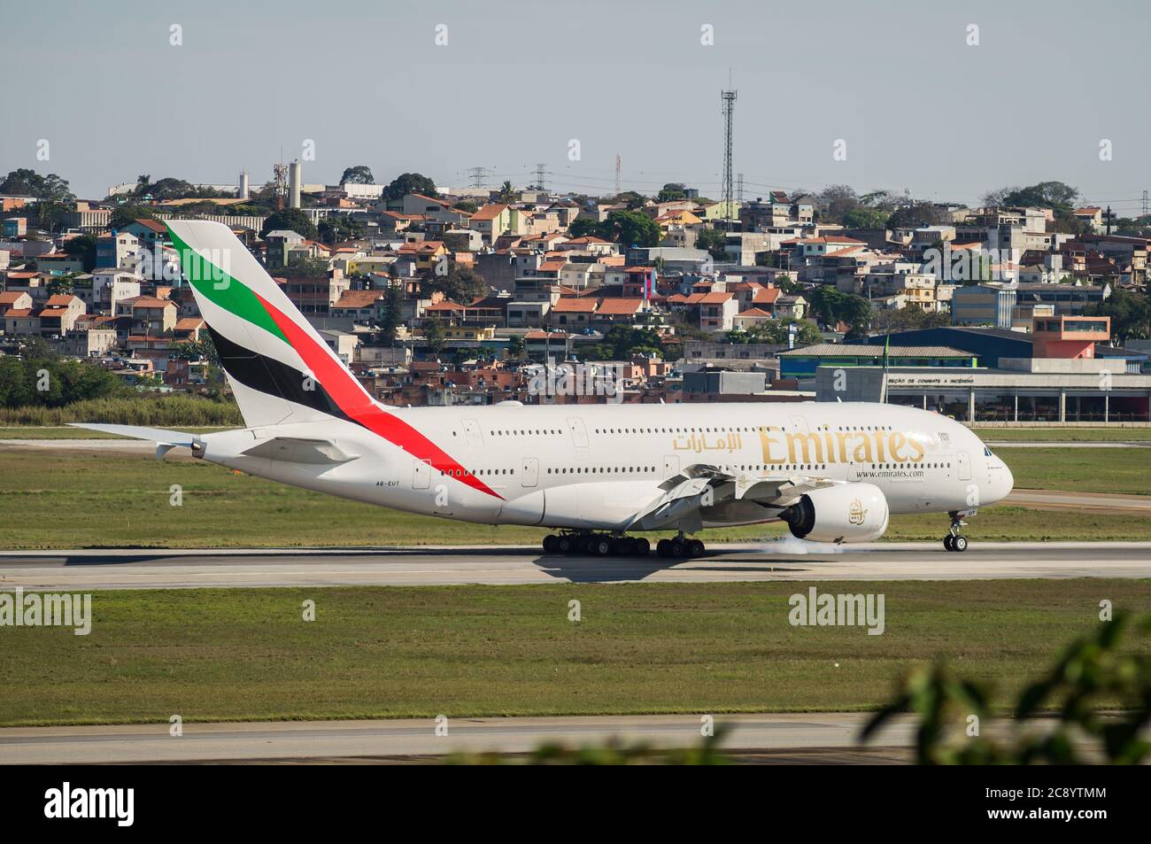 L'Airbus A380-800 d'Emirates Airlines (gros-porteurs - Reg A6-eu) atterrit sur la piste 27R de l'aéroport international de Sao Paulo/Guarulhos. Banque D'Images