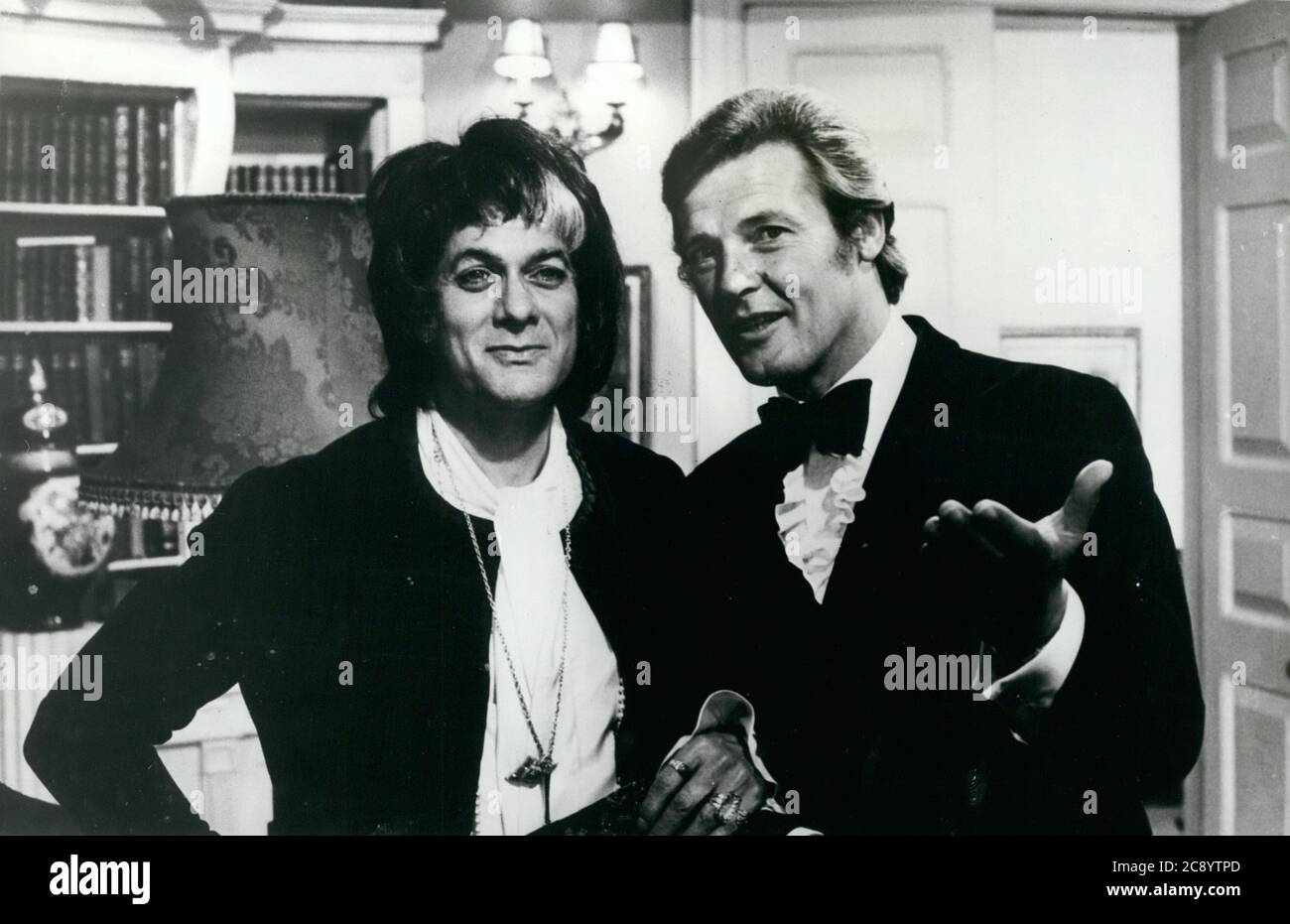 Vers 1971 - Royaume-Uni - les stars populaires ROGER MOORE, Right et TONY CURTIS filment ensemble en Angleterre pour une nouvelle série télévisée appelée 'The Persuaders!'. Dans ce ne sont pas toujours ce qu'ils semblent. (Image de crédit : © Keystone Pictures USA/ZUMAPRESS.com) Banque D'Images