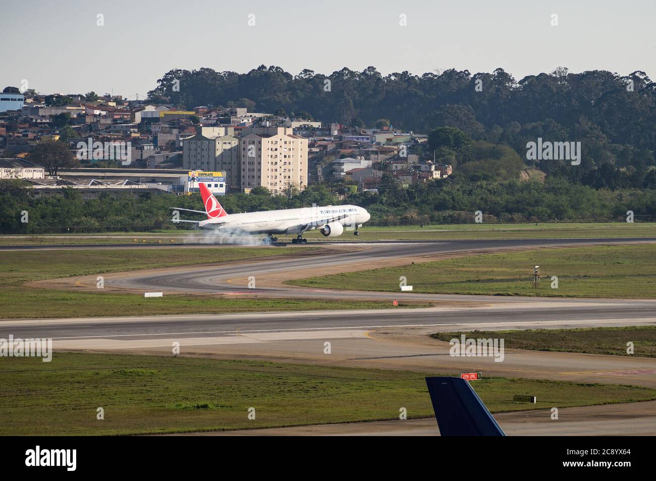 Turkish Airlines Boeing 777-3F2ER (ORD TC-LJK) fumer les pneus du train d'atterrissage tout en touchant la piste 27L de l'aéroport international de Sao Paulo/Guarulhos. Aéroport. Banque D'Images Turkish Airlines Boeing 777-3F2ER (ORD TC-LJK) fumer les pneus du train d'atterrissage tout en touchant la piste 27L de l'aéroport international de Sao Paulo/Guarulhos. Aéroport. Banque D'Images