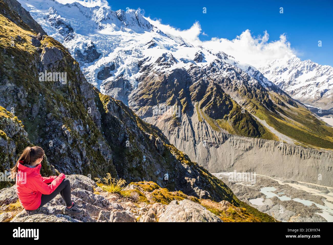 Nouvelle-zélande femme style de vie touristique randonnée dans les montagnes se détendre en regardant la vue sur le Mont Cook. Alpes dans l'île du Sud Banque D'Images