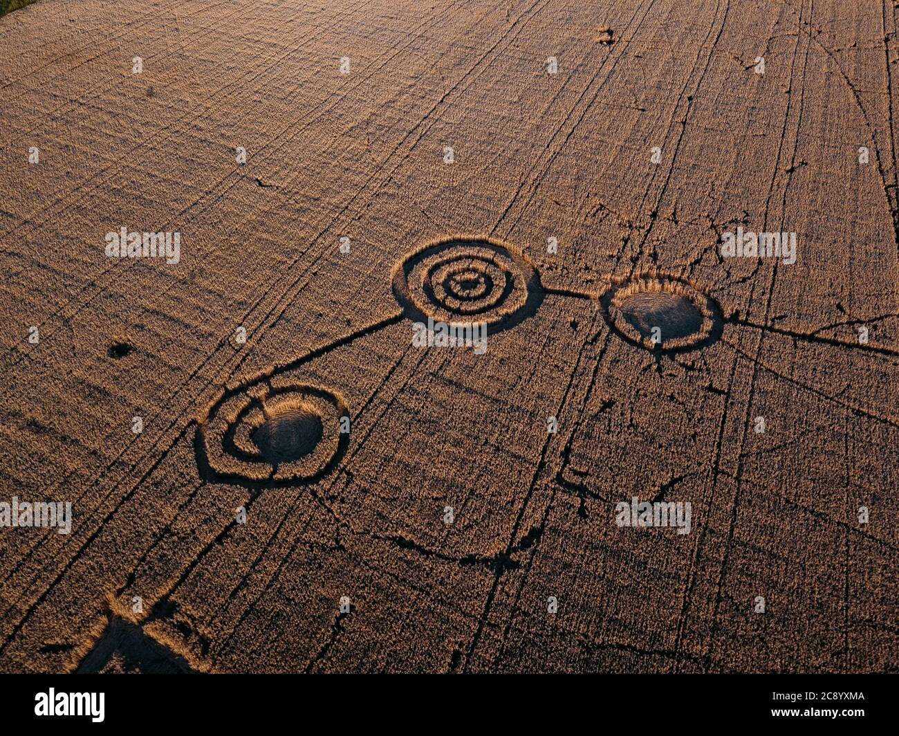Mystérieux cercle de récolte dans champ d'avoine près de la ville, vue aérienne Banque D'Images