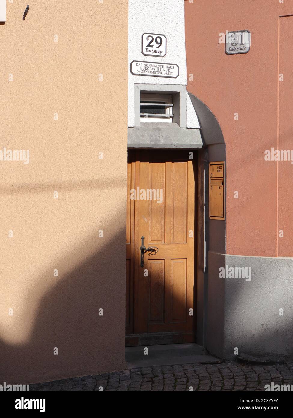 Bregenz, / Autriche - août 09 2019: Entrée du bâtiment le plus étroit d'Europe, situé dans la vieille ville de Bregenz Banque D'Images