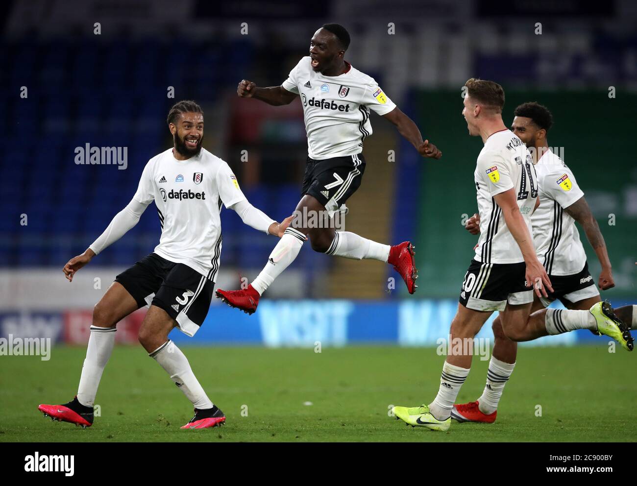 Neeskens Kebano de Fulham célèbre le deuxième but de son équipe lors du match de fin de match du championnat Sky Bet au Cardiff City Stadium. Banque D'Images