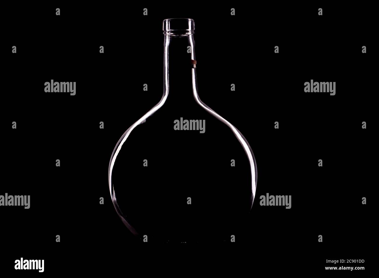 Studio Low-key photo d'une silhouette blanche d'une bouteille de lunettes isolées sur un fond noir. Lisser les lignes et les formes. Concept. Banque D'Images