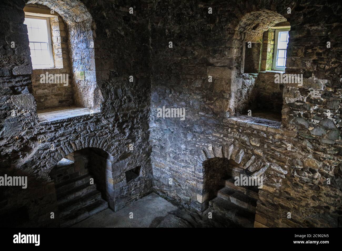 La forteresse du XVe siècle, le château de noirceur, est un lieu de tournage populaire sur la rive sud du Firth of Forth, Banque D'Images