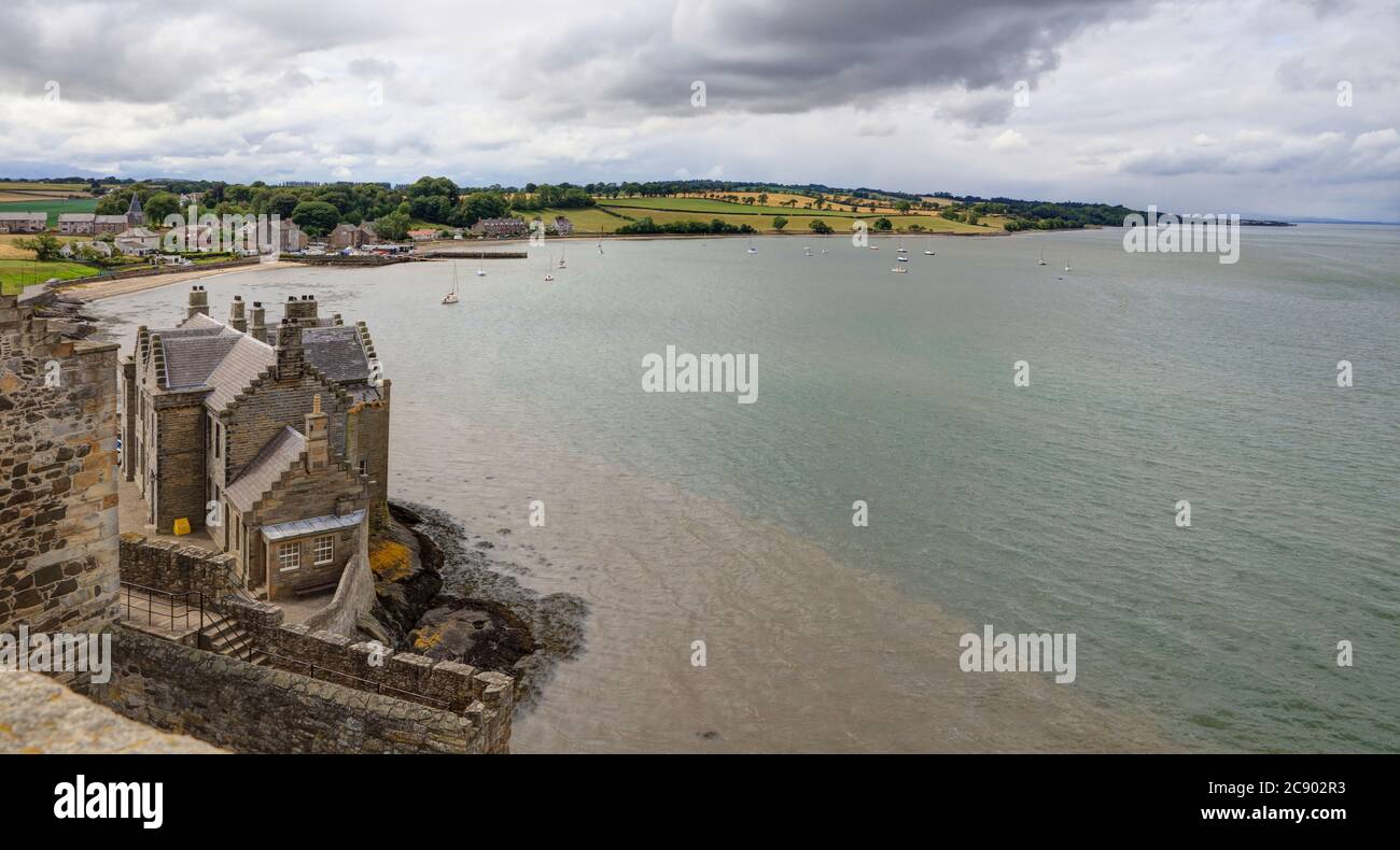 La forteresse du XVe siècle, le château de noirceur, est un lieu de tournage populaire sur la rive sud du Firth of Forth, Banque D'Images