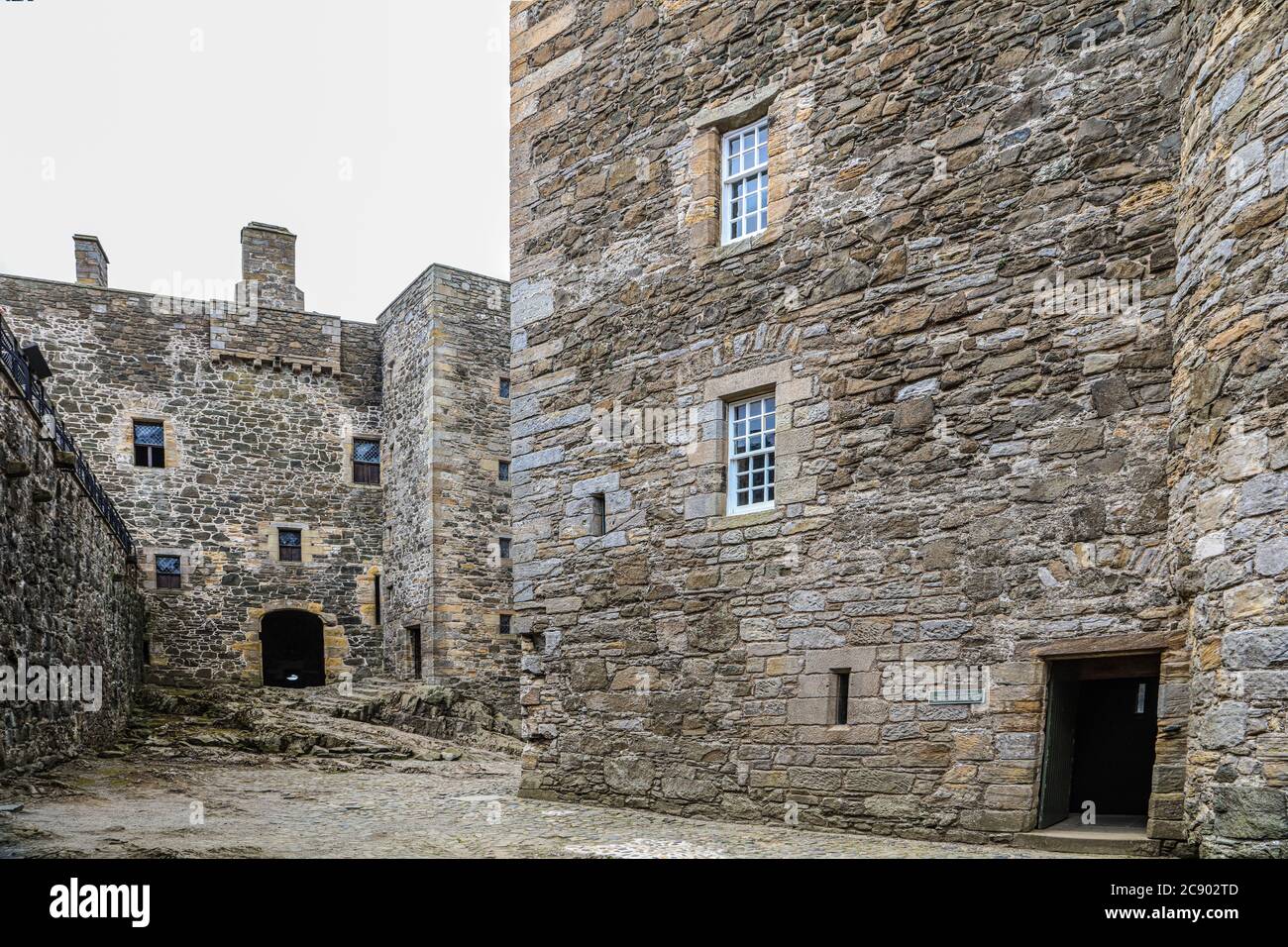 La forteresse du XVe siècle, le château de noirceur, est un lieu de tournage populaire sur la rive sud du Firth of Forth, Banque D'Images