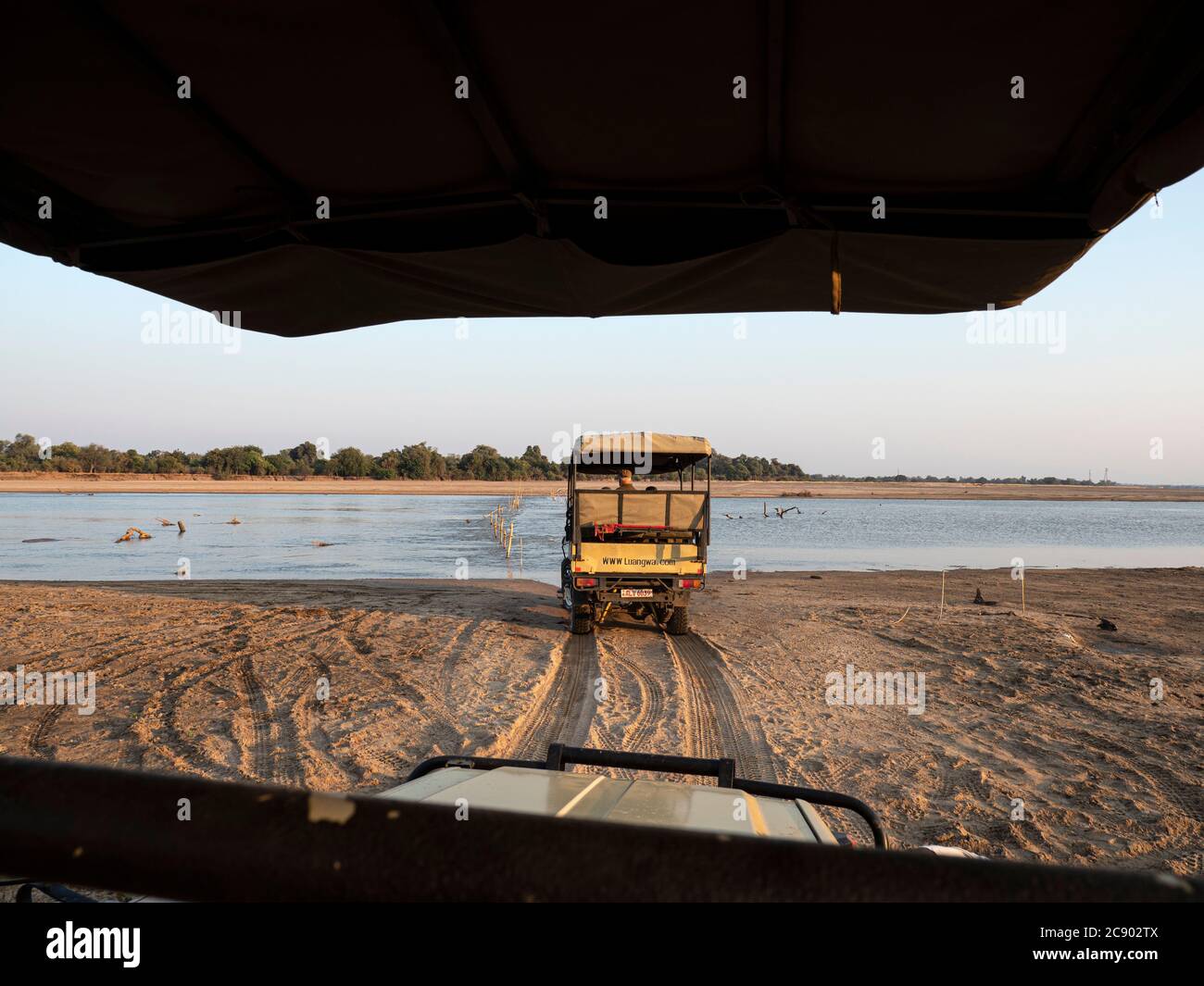Traversée de la rivière Luangwa dans un véhicule de safari, parc national de Luangwa Sud, Zambie. Banque D'Images Traversée de la rivière Luangwa dans un véhicule de safari, parc national de Luangwa Sud, Zambie. Banque D'Images