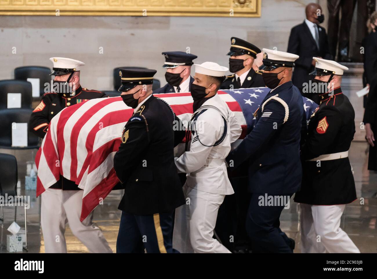 Les militaires placent le rôle du regretté représentant des États-Unis John Lewis (démocrate de Géorgie) en arrivant pour un service commémoratif au Capitole des États-Unis Rotunda le 27 juillet 2020 à Washington, DC Lewis, une icône des droits civils et ardent défenseur des droits de vote pour les Afro-Américains, Sera dans l'état au Capitole. Lewis est décédé le 17 juillet à l'âge de 80 ans. Crédit: Michael A. McCoy/Pool via CNP | utilisation dans le monde entier Banque D'Images