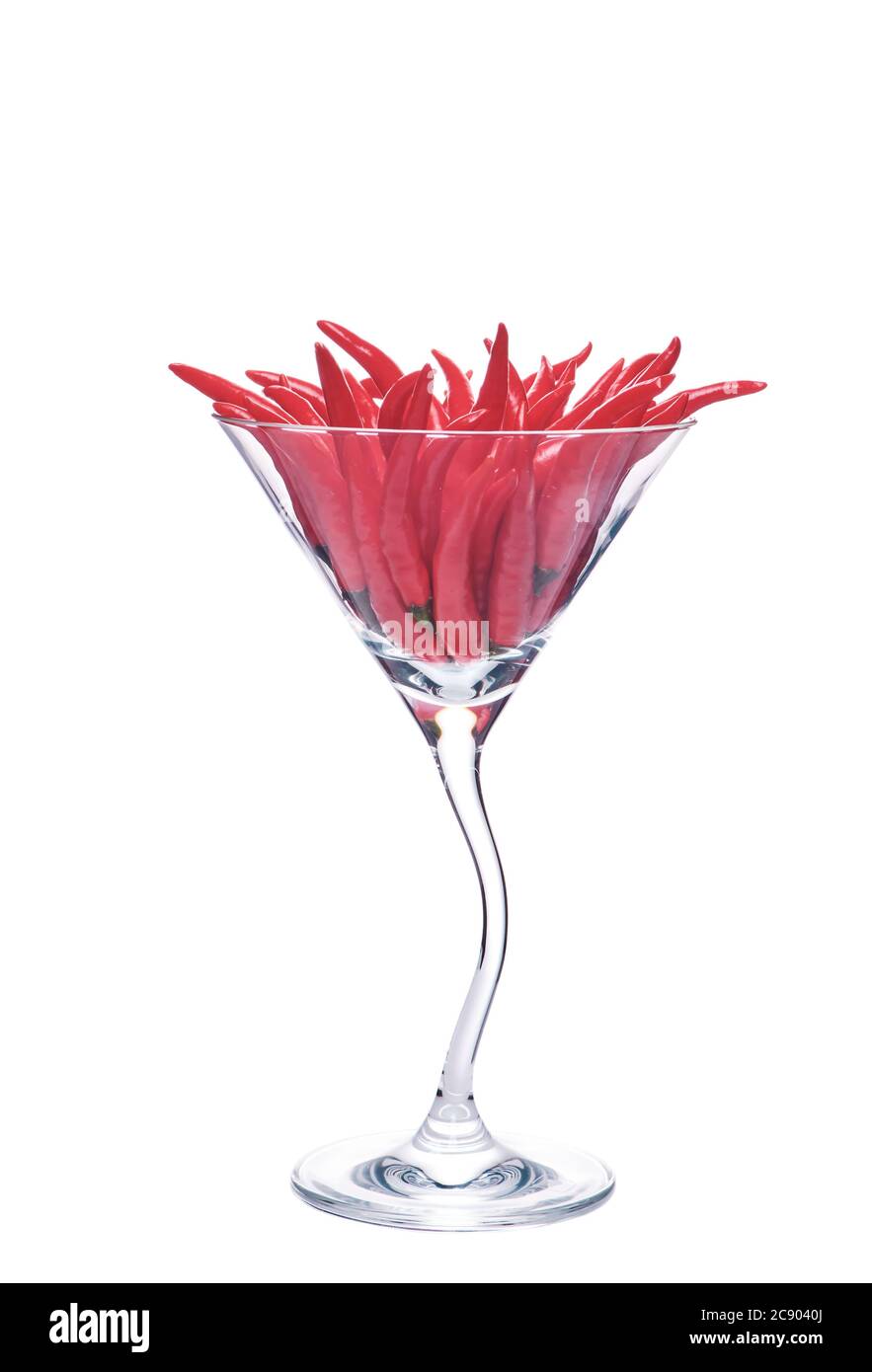 Poivrons rouges chauds dans un verre de martini. Banque D'Images