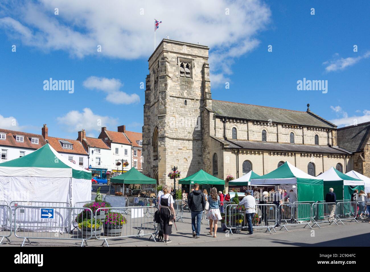 Market Day et l'église St Michael's Church, Market place, Malton, North Yorkshire, Angleterre, Royaume-Uni Banque D'Images