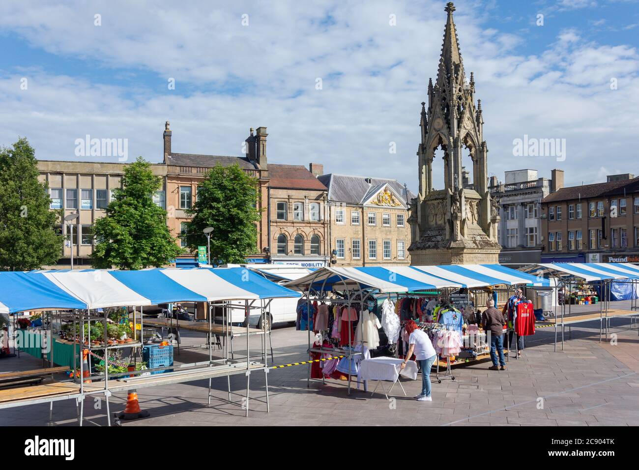 Préparation des étals le jour du marché, Market Square, Mansfield, Notinghamshire, Angleterre, Royaume-Uni Banque D'Images
