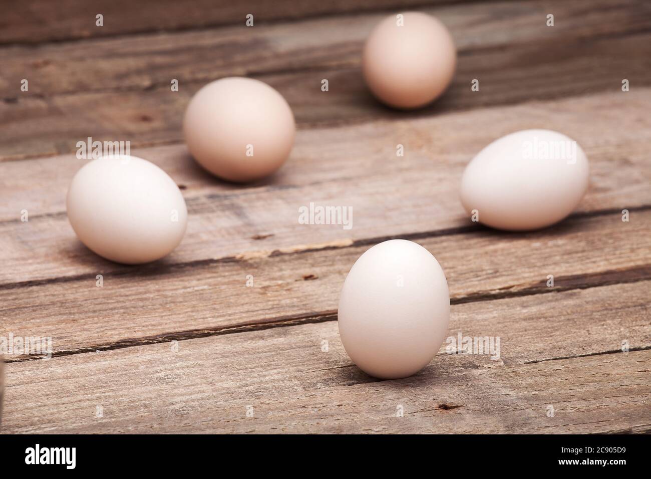 Les oeufs dispersés sur une table en bois de vieilles planches, personne. Banque D'Images