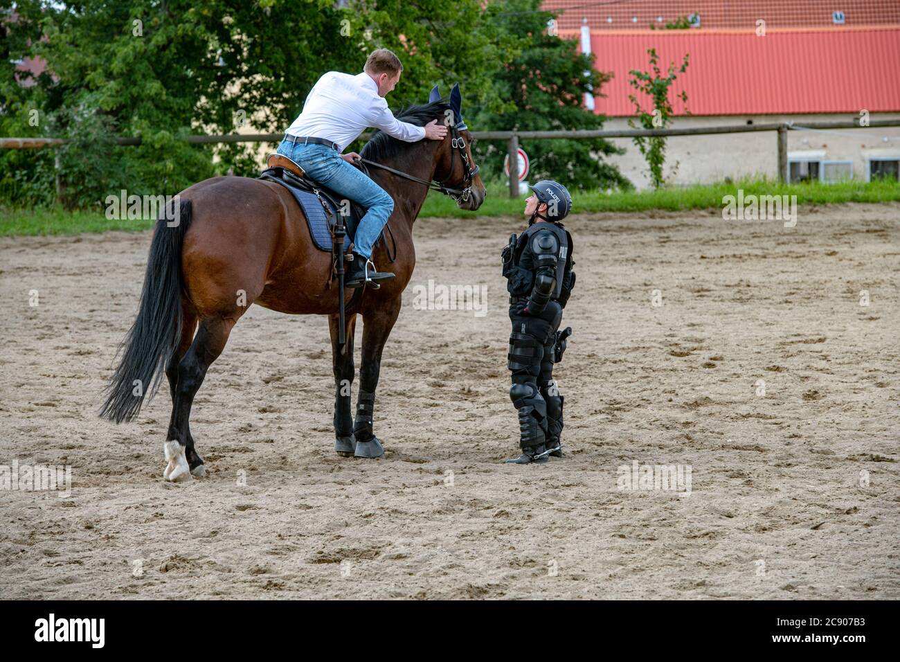 Sylke Schneider und Michael Kretschmer auf dem Pferd Rübezahl beim Besuch der Polizeireiterstaffel in Großerkmannsdorf. Radeberg, 23.07.2020 Banque D'Images