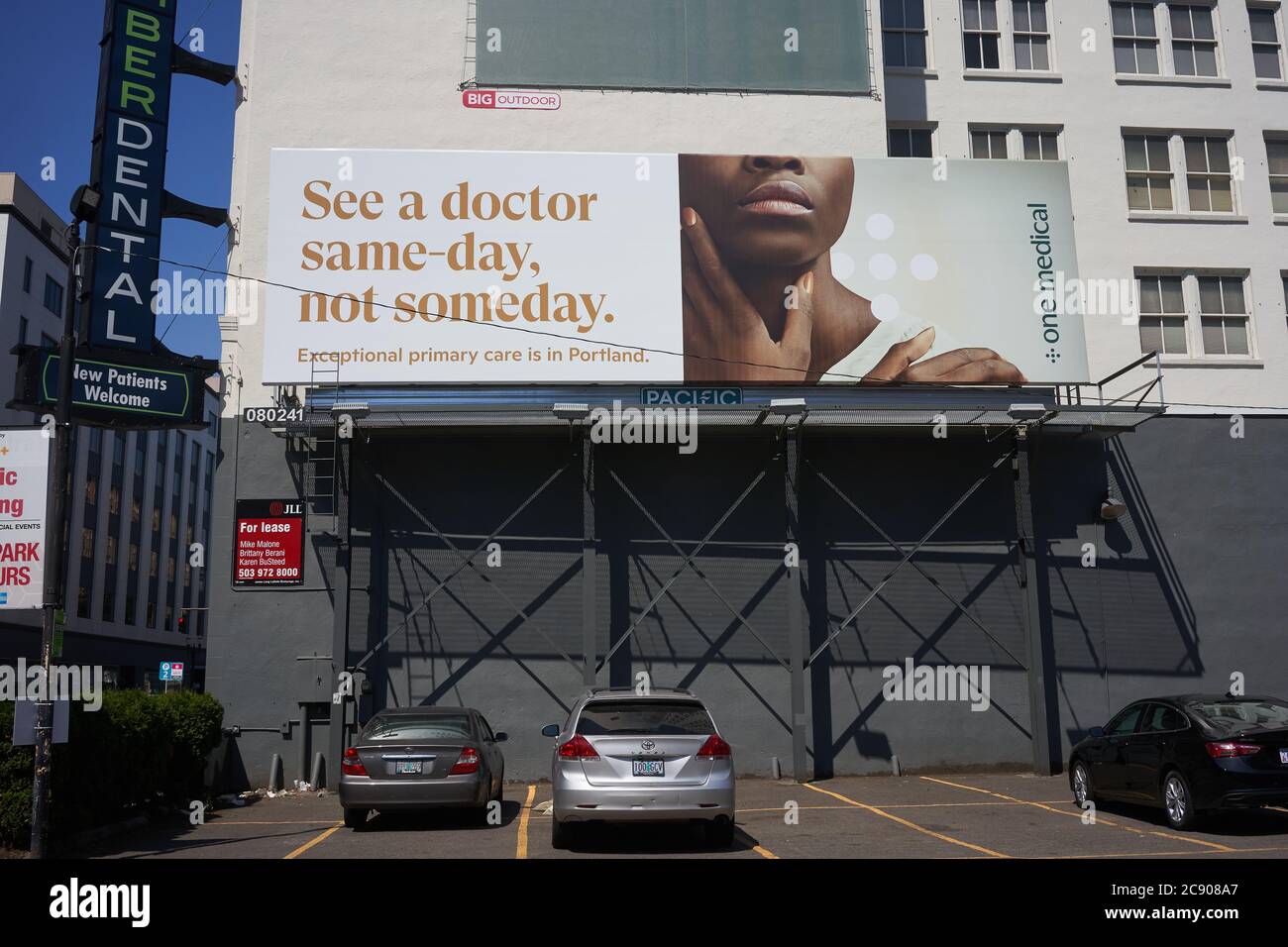 La plateforme de soins primaires modernisée basée sur l'adhésion directe aux consommateurs, One Medical's Billboard est vu dans le centre-ville de Portland, Oregon. Banque D'Images