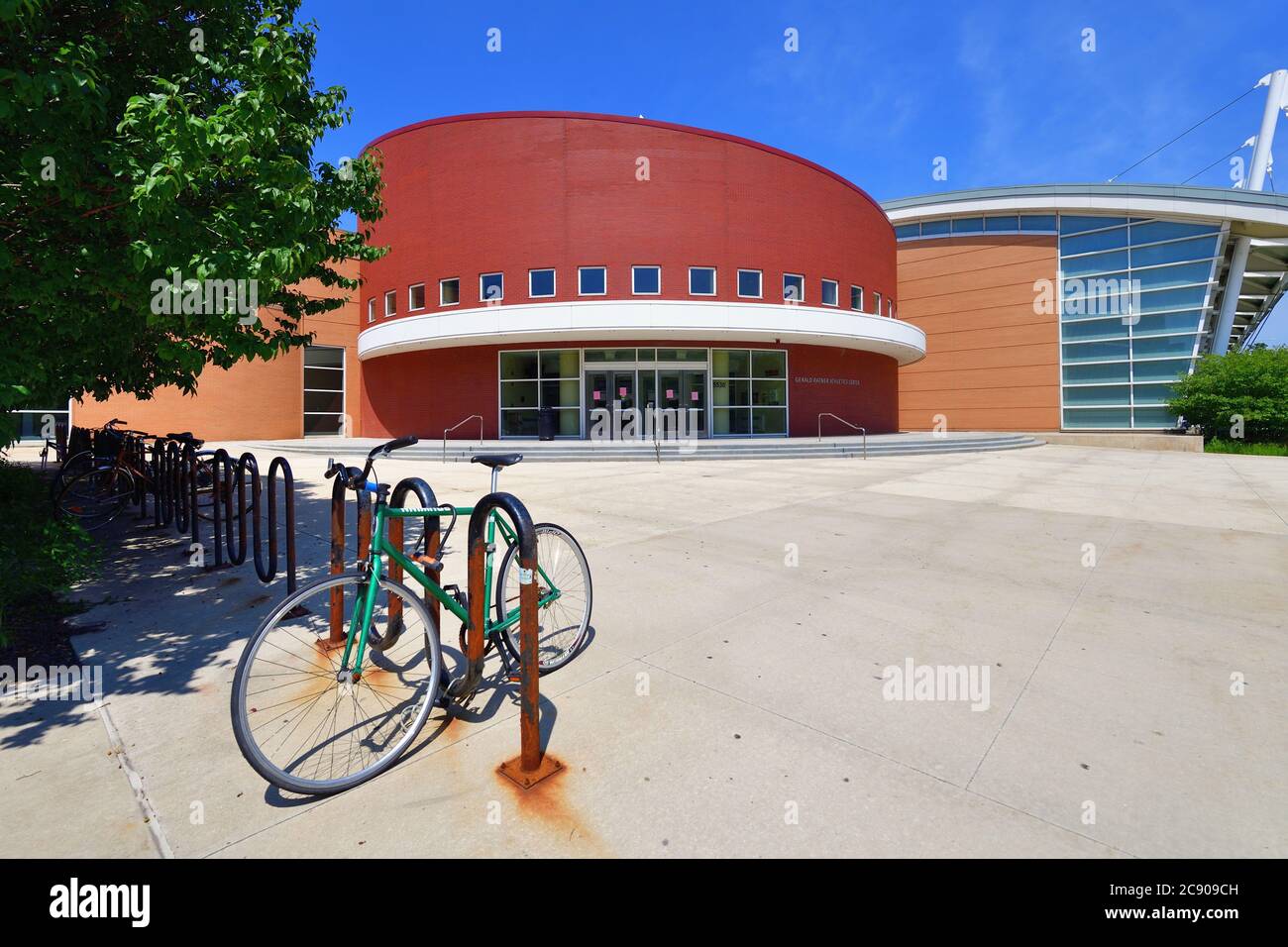 Chicago, Illinois, États-Unis. Un vélo solitaire se trouve en face du Gerald Ratner Athletics Center, sur le campus de l'Université de Chicago. Banque D'Images