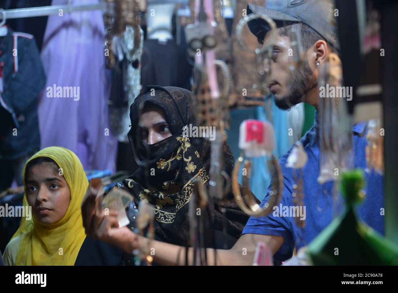 Lahore, Pakistan. 28 juillet 2020. Le jour dernier, les Pakistanais magasinent à minuit sur le marché de Baghbanpura, alors que le gouvernement du Punjab annonçait un blocage de neuf jours devant le festival musulman Eid al-Adha ou le « Festival du sacrifice », à Lahore. Le gouvernement du Punjab a annoncé que le markeet, les parcs, les jardins et les lieux publics seront fermés du 28 juillet au 05 août. (Photo de Rana Sajid Hussain/Pacific Press) (photo de Rana Sajid Hussain/Pacific Press) crédit: Pacific Press Media production Corp./Alay Live News Banque D'Images