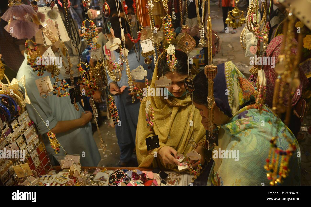 Lahore, Pakistan. 28 juillet 2020. Le jour dernier, les Pakistanais magasinent à minuit sur le marché de Baghbanpura, alors que le gouvernement du Punjab annonçait un blocage de neuf jours devant le festival musulman Eid al-Adha ou le « Festival du sacrifice », à Lahore. Le gouvernement du Punjab a annoncé que le markeet, les parcs, les jardins et les lieux publics seront fermés du 28 juillet au 05 août. (Photo de Rana Sajid Hussain/Pacific Press) (photo de Rana Sajid Hussain/Pacific Press) crédit: Pacific Press Media production Corp./Alay Live News Banque D'Images