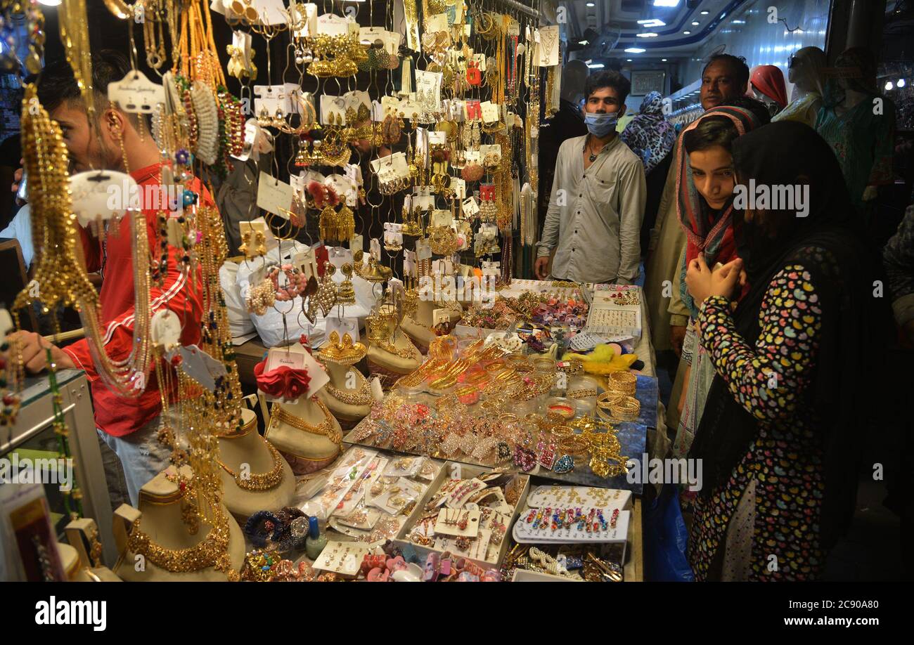 Lahore, Pakistan. 28 juillet 2020. Le jour dernier, les Pakistanais magasinent à minuit sur le marché de Baghbanpura, alors que le gouvernement du Punjab annonçait un blocage de neuf jours devant le festival musulman Eid al-Adha ou le « Festival du sacrifice », à Lahore. Le gouvernement du Punjab a annoncé que le markeet, les parcs, les jardins et les lieux publics seront fermés du 28 juillet au 05 août. (Photo de Rana Sajid Hussain/Pacific Press) (photo de Rana Sajid Hussain/Pacific Press) crédit: Pacific Press Media production Corp./Alay Live News Banque D'Images