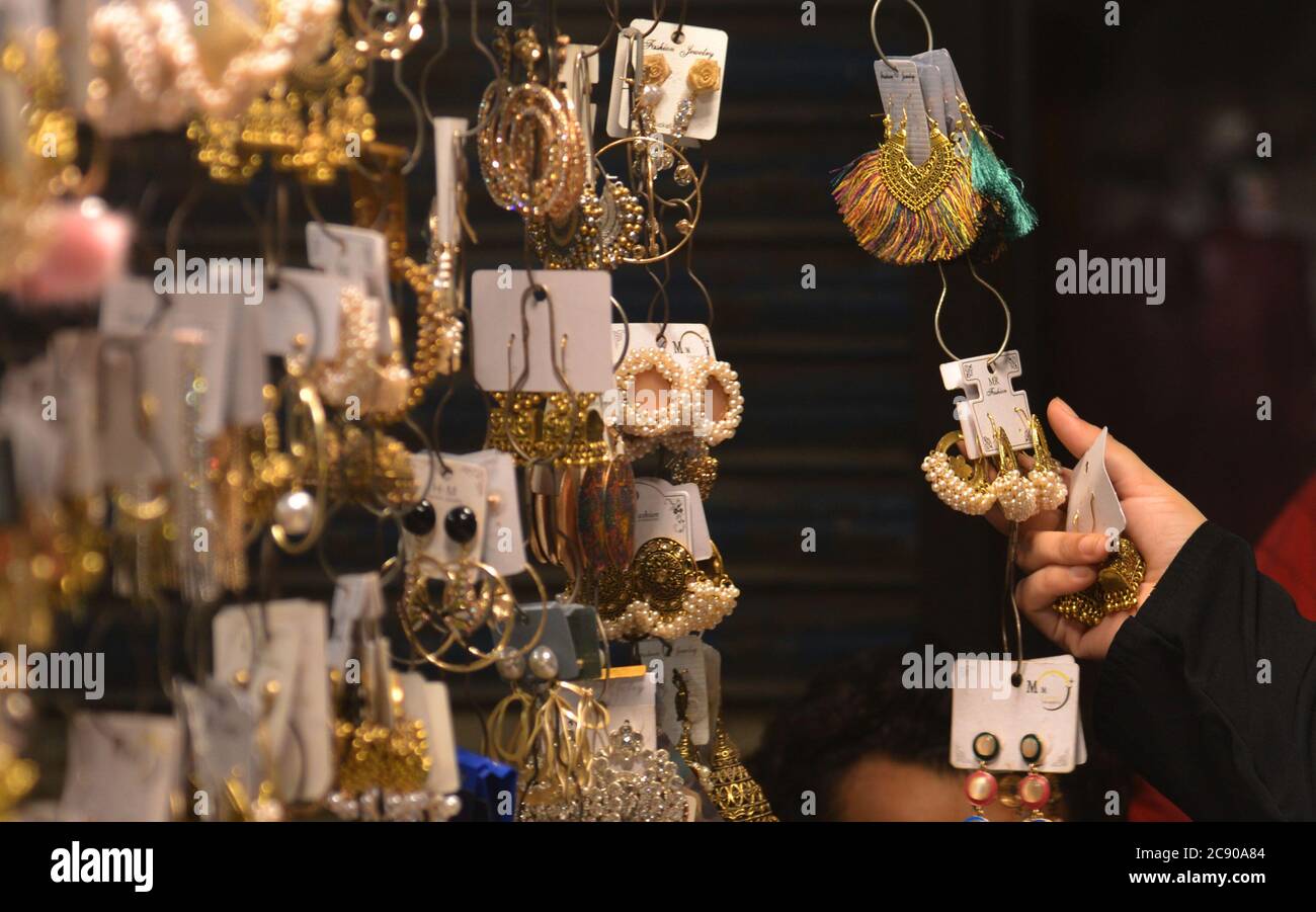 Lahore, Pakistan. 28 juillet 2020. Le jour dernier, les Pakistanais magasinent à minuit sur le marché de Baghbanpura, alors que le gouvernement du Punjab annonçait un blocage de neuf jours devant le festival musulman Eid al-Adha ou le « Festival du sacrifice », à Lahore. Le gouvernement du Punjab a annoncé que le markeet, les parcs, les jardins et les lieux publics seront fermés du 28 juillet au 05 août. (Photo de Rana Sajid Hussain/Pacific Press) (photo de Rana Sajid Hussain/Pacific Press) crédit: Pacific Press Media production Corp./Alay Live News Banque D'Images