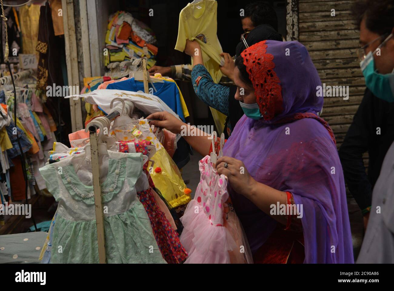 Lahore, Pakistan. 28 juillet 2020. Le jour dernier, les Pakistanais magasinent à minuit sur le marché de Baghbanpura, alors que le gouvernement du Punjab annonçait un blocage de neuf jours devant le festival musulman Eid al-Adha ou le « Festival du sacrifice », à Lahore. Le gouvernement du Punjab a annoncé que le markeet, les parcs, les jardins et les lieux publics seront fermés du 28 juillet au 05 août. (Photo de Rana Sajid Hussain/Pacific Press) (photo de Rana Sajid Hussain/Pacific Press) crédit: Pacific Press Media production Corp./Alay Live News Banque D'Images