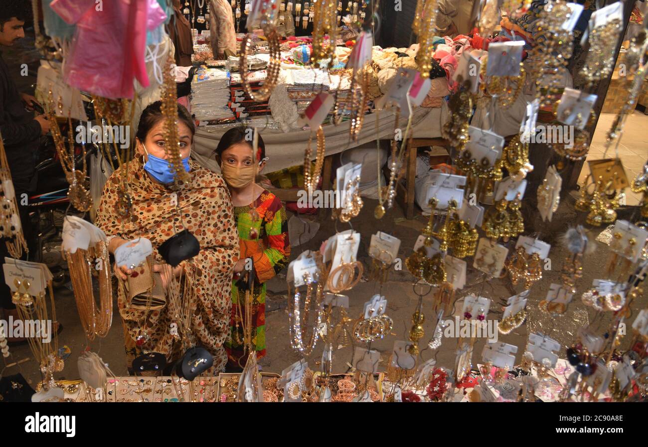 Lahore, Pakistan. 28 juillet 2020. Le jour dernier, les Pakistanais magasinent à minuit sur le marché de Baghbanpura, alors que le gouvernement du Punjab annonçait un blocage de neuf jours devant le festival musulman Eid al-Adha ou le « Festival du sacrifice », à Lahore. Le gouvernement du Punjab a annoncé que le markeet, les parcs, les jardins et les lieux publics seront fermés du 28 juillet au 05 août. (Photo de Rana Sajid Hussain/Pacific Press) (photo de Rana Sajid Hussain/Pacific Press) crédit: Pacific Press Media production Corp./Alay Live News Banque D'Images