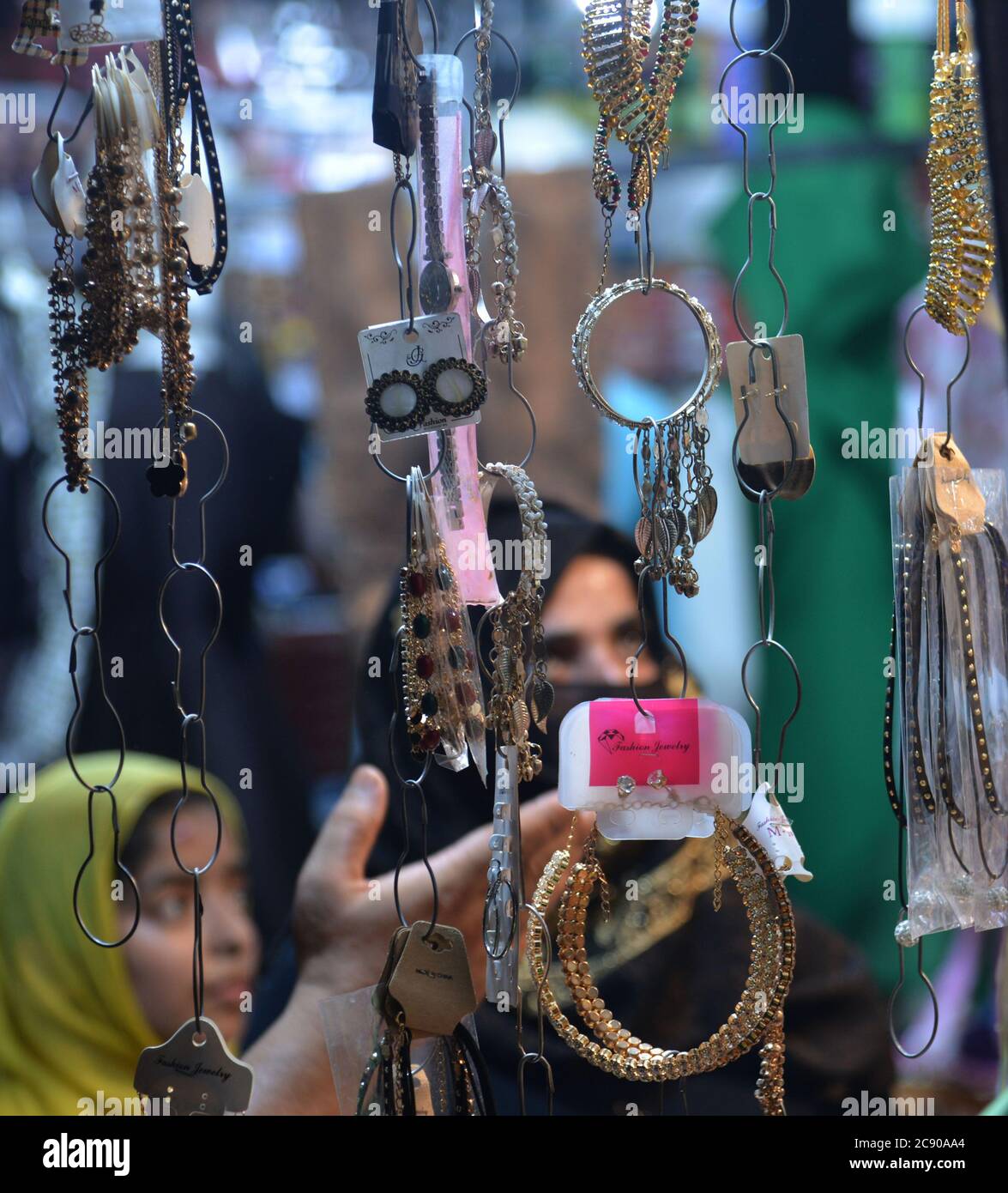 Lahore, Pakistan. 28 juillet 2020. Le jour dernier, les Pakistanais magasinent à minuit sur le marché de Baghbanpura, alors que le gouvernement du Punjab annonçait un blocage de neuf jours devant le festival musulman Eid al-Adha ou le « Festival du sacrifice », à Lahore. Le gouvernement du Punjab a annoncé que le markeet, les parcs, les jardins et les lieux publics seront fermés du 28 juillet au 05 août. (Photo de Rana Sajid Hussain/Pacific Press) (photo de Rana Sajid Hussain/Pacific Press) crédit: Pacific Press Media production Corp./Alay Live News Banque D'Images